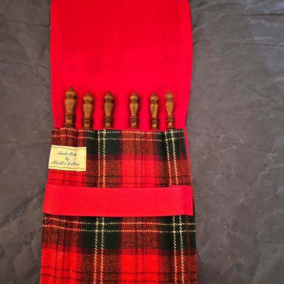 Merrill's of Maine Scottish plaid woolen case - with 6 wooden crochet hooks